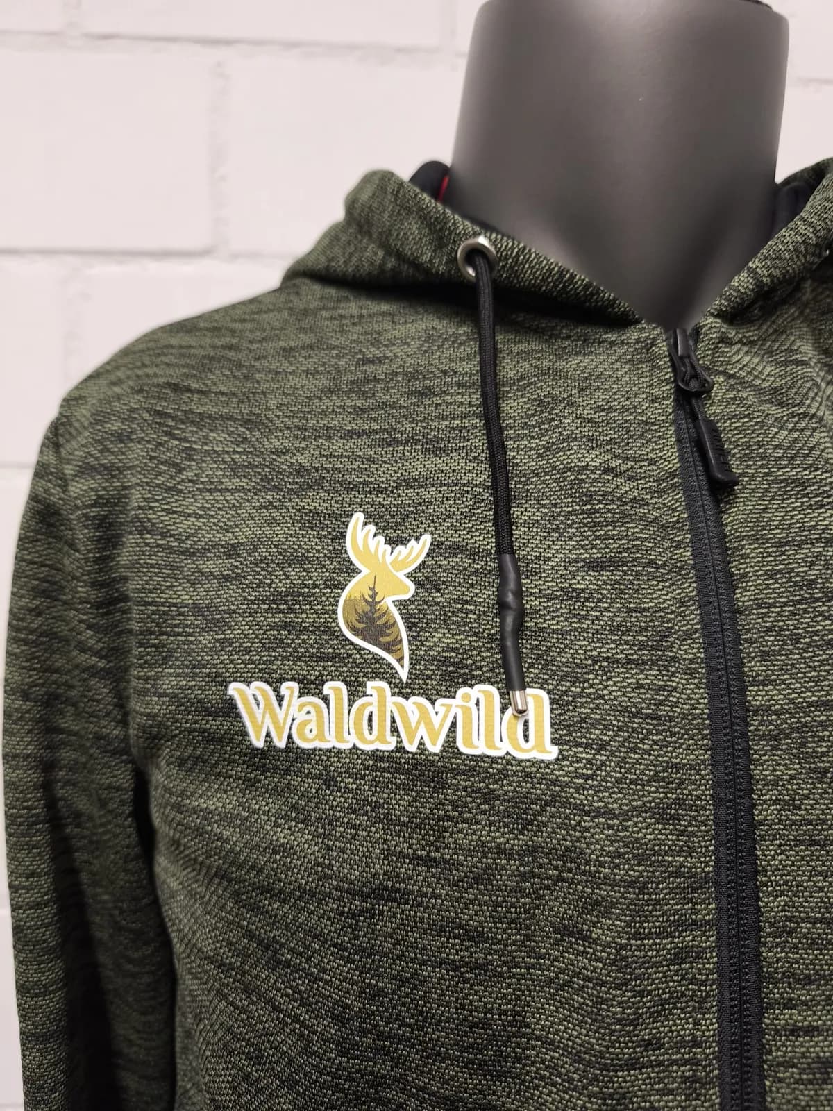 Grüner Hoodie mit Logo auf der Brust